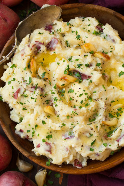 guardians-of-the-food:  Roasted Garlic Mashed Potatoes  Mmmm