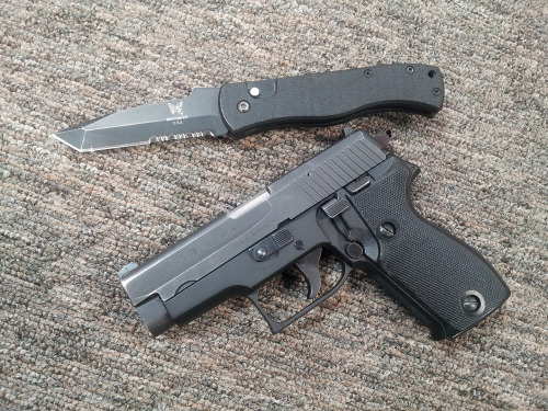 revengeofthemudbutt:  huffwell:  lord, have mercy…  Mmmmmf dat Sig 
