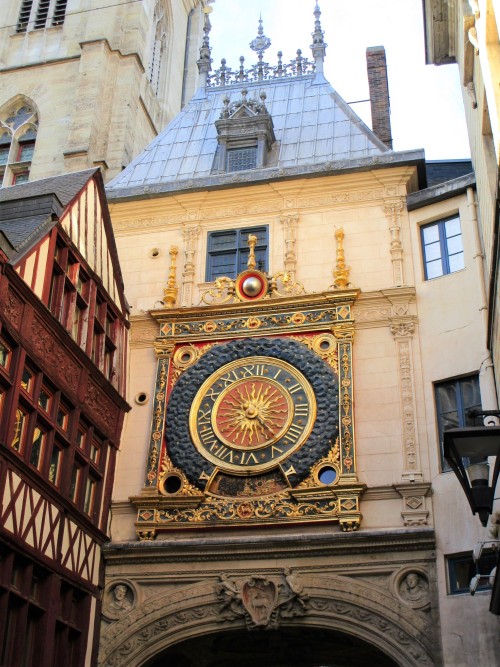 blatterpussbunnyfromhell: charlesreeza: Rouen’s Gros-Horloge (Big Clock) is a 14th-century astronomi