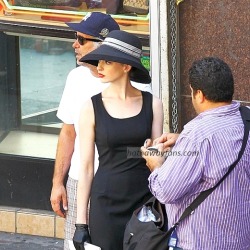 hathawayfans:  Anne Hathaway filming The