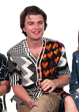 hoekeery:Stranger Things 3 Cast Gaten Matarazzo, Joe Keery &amp; Maya Hawke Break Down a Scene, 