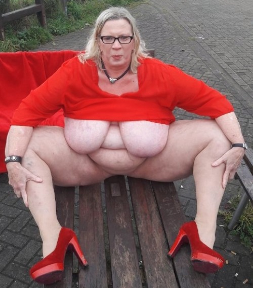 rubenslady49:  Ein wenig Farbe an einem grauen Tag 😘  Fuck I’d like a piece of her 