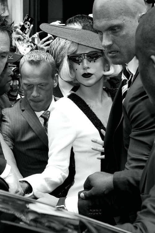 [PHOTO] — Lady Gaga leaves the Park Hyatt hotel in Paris, France | June 13, 2011,