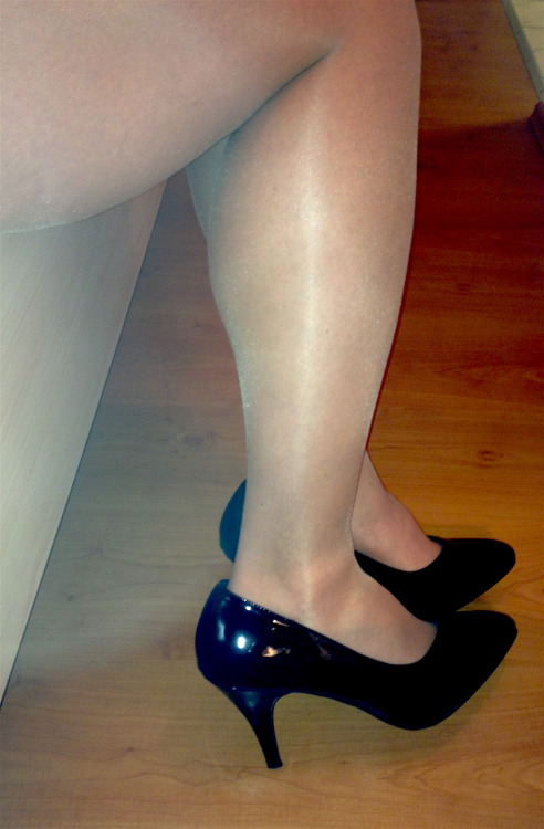 my new shiny pantyhose on my legs, before i ve worn my skirt@tammyslegs