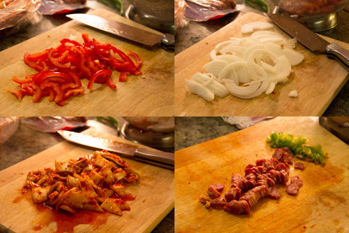 lu-bikscube:   Kyungsoo’s Kimchi Spaghetti!Here’s the recipe for all exotics who’ve been wondering what kimchi spaghetti actually looks like/tastes like- make it yourself and try! It’s really similar to plain spaghetti, but the kimchi gives it