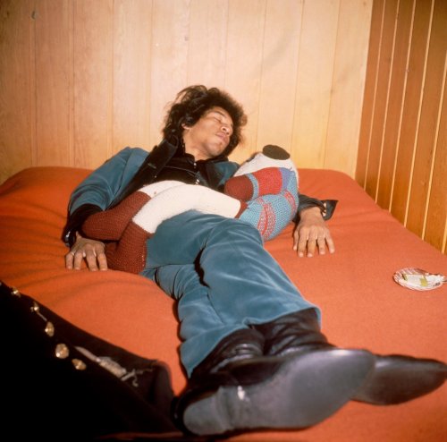 twixnmix:  Jimi Hendrix in Ringo Starr’s apartment at 34 Montagu Square, in Marylebone, London, 1966.  Jimi rented the apartment for £30 a month. He lived with his girlfriend, Kathy Etchingham, and also with his manager, Chas Chandler, and his girlfriend,
