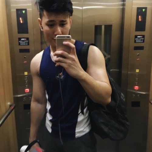 fuckyeahsgbois: Mandatory gym toilet pics