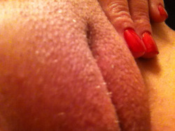 devlzadvoct:  Festive nails. Haven’t shaved