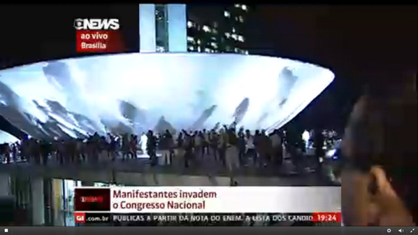 sorte-no-humor:  occupyla:  Happening NOW in Brazil! Protesters have occupied the