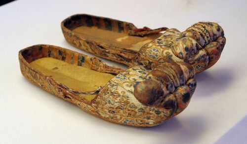 Traditional Chinese fashion, the warped-toe shoes. Generic term: 翘头履qiào tóu lǚ. Type: 凤头履、岐头履、聚云履、五