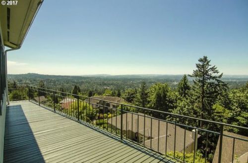 househunting:$790,403/3 br/2400 sq ftbuilt in 1969Portland, OR