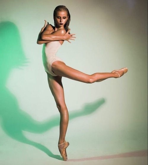 Maria Khoreva with the Mariinsky Theatre in this beautiful artistic shoot with photographer©️Ir