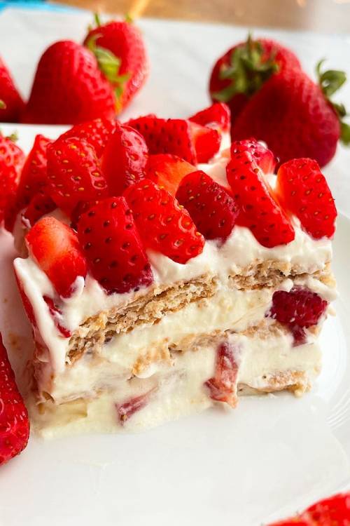 Strawberry Icebox Cake Recipe: cakewhiz.com/no-bake-icebox-cake-recipe/