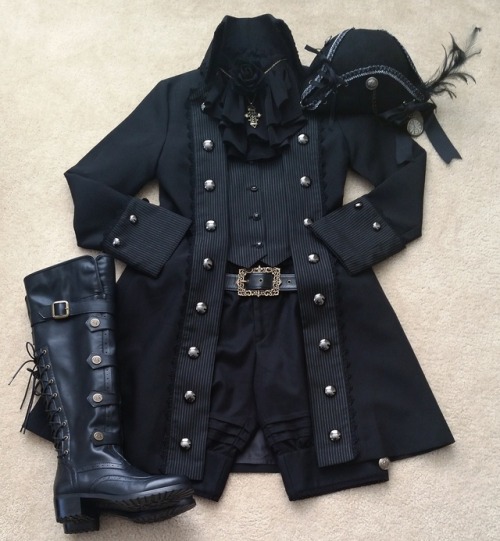 I tried doing a gothic pirate ouji coord with my new boots!