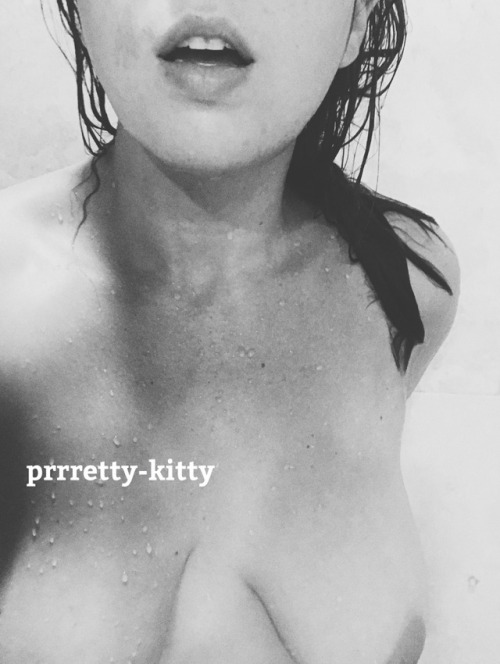 prrretty-kitty:Playing in the shower with my new toy & thinking about a certain someone 💋🦁🖤