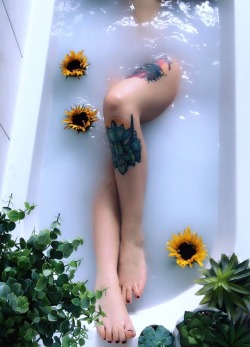 la-femme-publique:Bath Selfies 🌿🛁🌻