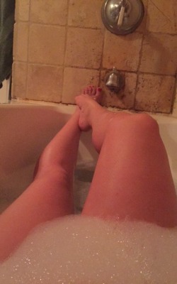latinamadnes:  Late night bubble bath! 🛀🏻💦