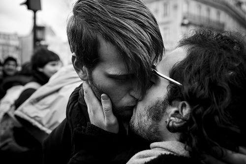 zingwong:  Fuck the homophobes! Let’s kiss in Paris! Geifobis deço kazzo! Suukkiamo neça Parisa! Photographer / Fotisto: Philippe Leroyer 