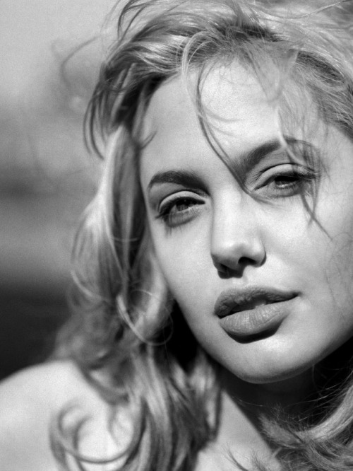 angelinajoliearchive:  Angelina Jolie (1997)
