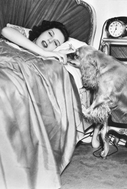 sharontates: Ann Miller at home in bed, 1938. Photo by Fred Hendrickson https://painted-face.com/