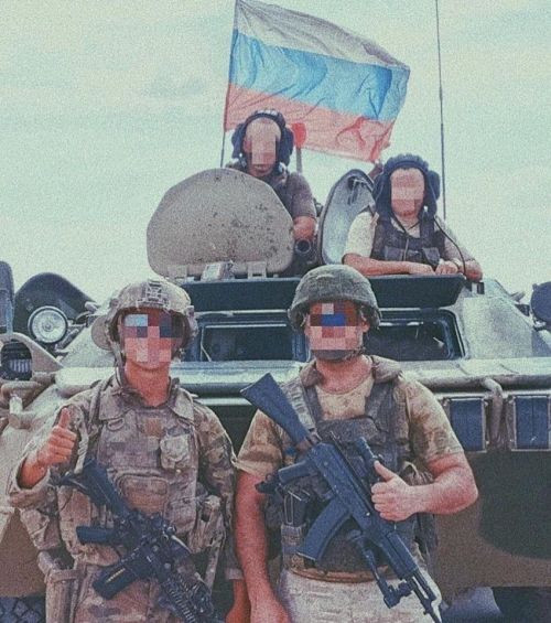 yimra:semperannoying:U.S. and Russian soldiers hanging out in Syria.No more brother wars no more bro