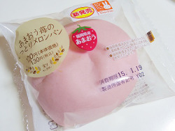 ichigoocakeu:あまおう苺のしっとりメロンパン