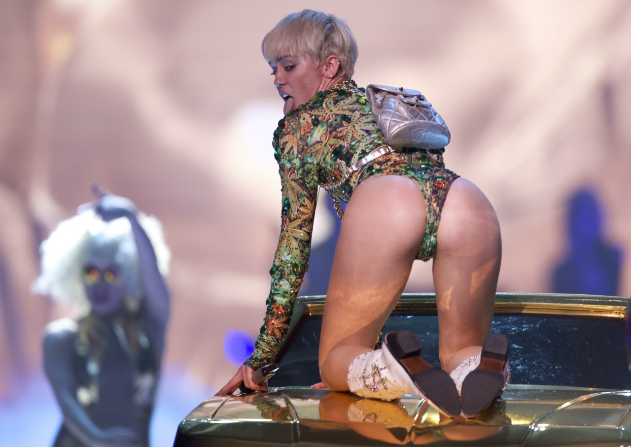 pornwhoresandcelebsluts:  More slutty twerking and ass posing in a thong from Miley