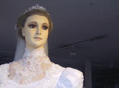 365daysofhorror:  A Mexican Bridal Shop Mannequin Looks Just Like A Preserved Human Corpse. In the middle of Chihuahua, Mexico, there is a bridal shop that is quite famous. However, it’s not famous because of the dresses. It’s the store mannequins