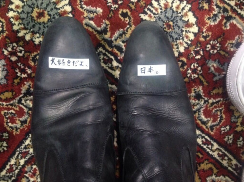 lirrylocks:@DMSoundEngineer - @Harry_Styles boots tonight. Who can translate? :-DI love you, Japan