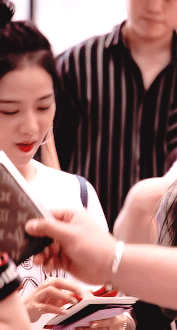 park-chaewon:  jisoo + airport looks ♡  cr: ods + 퓨리   