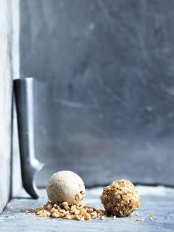 intensefoodcravings:  Hazelnut and Caramel Ice Cream | Mad &amp; Bolig 
