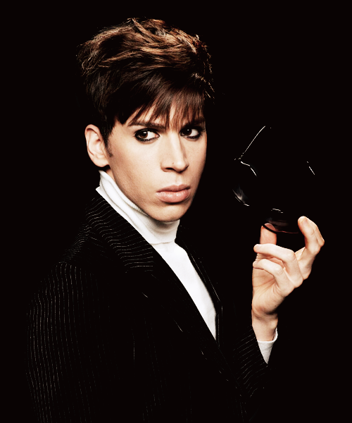 fuckyesorphanblack:Here’s a new photo! @JordanGavaris who plays Felix on @OrphanBlack is joining us 