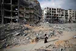 fotojournalismus:  A Palestinian woman walks