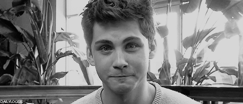 wenapoconchetumaree:  soy-un-desastre-mental:  gold-sheep:  hhnnnnngg  El no deja de ser tan perfecto. *-*  pero es que yo lo amoooo :c