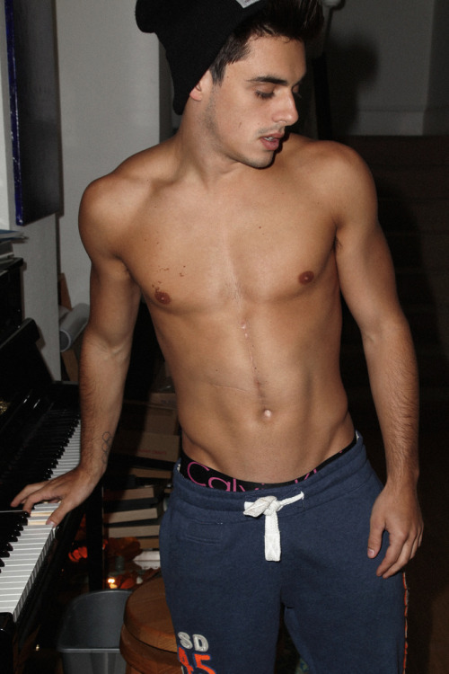 incognitomen:  pantelis:  Chris Mears  Fuck me that’s HOT! More at men incognito!