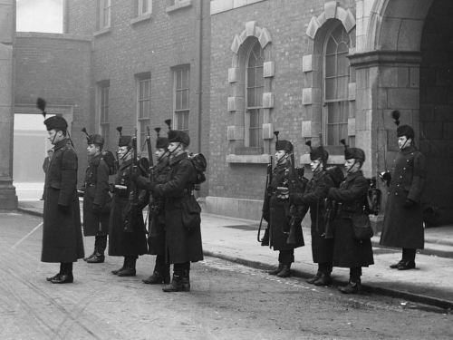 bantarleton: The changing of the guard at Dublin castle, 1905. 