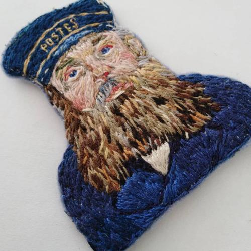 Hand-embroidery of Vincent van Gogh’s portrait of the postman Joseph Roulin (1888).Etsy: @beebordand