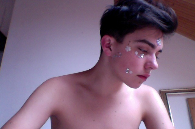 naive-moon:  frozun:  ♡    more pale here 
