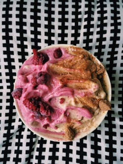 urban-vegan:  PB&amp;J Nice cream🍌 