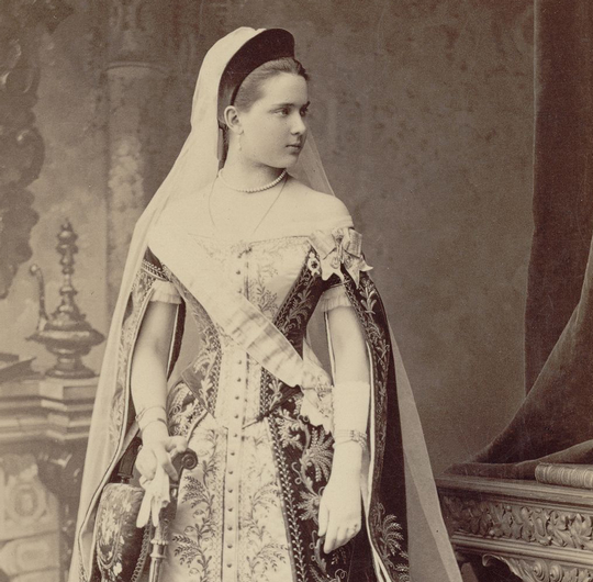teatimeatwinterpalace:  Princess Zinaida Nikolaevna Yusupova in Russian Court dress.