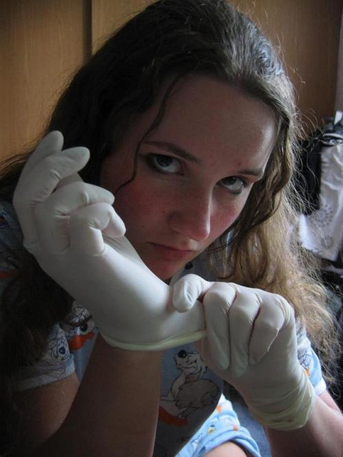 glovedish: latexglovesfetish:  Woman putting on Latex gloves.  I think I know this girl… 