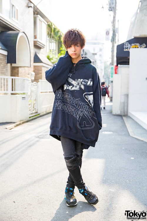16-year-old Yuiga on the street in Harajuku wearing a resale oversized hoodie with ripped H&M je
