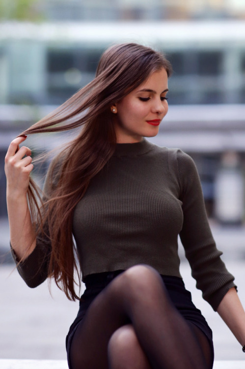 razumichin2: Green crop top with black, high-waisted shorts and sheer tights(via Najbardziej zmysłow