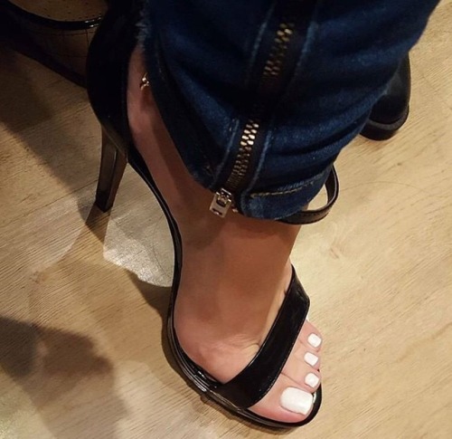 prettytoessexyfeet:Just. Wow.