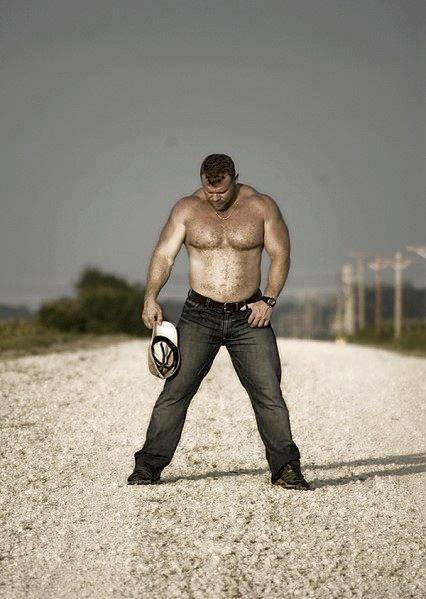 cigarpervdad:  thebigbearcave:  raw, red and rough   S