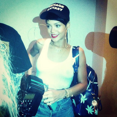 YOOO LOL AT THOSE HOOPS. LOOKING LIKE A SHANIQUA. Love you RIH!