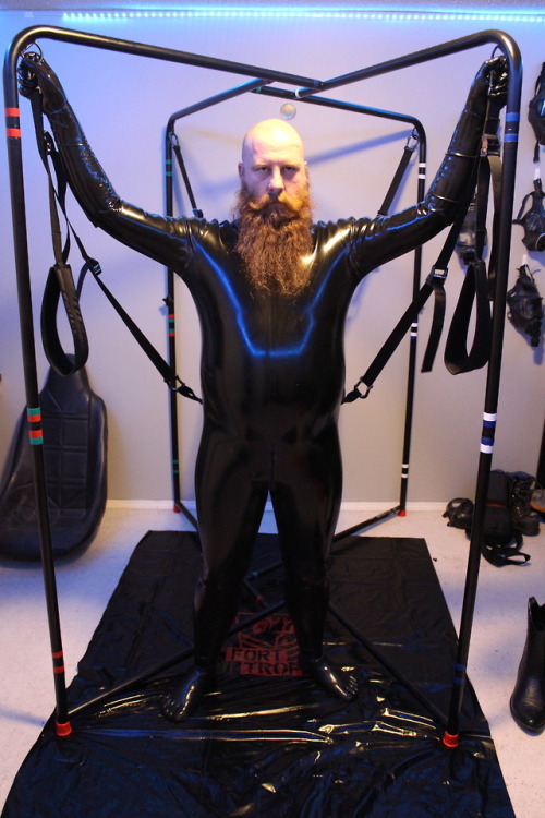 johnnynaughty1:Shiny rubber feels amazing….www.JohnnyNaughty.comtwitter.com/Johnnynaughtywww.faceboo