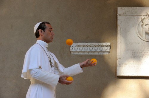 drewlazor:Do you think Jude Law learned juggling for Young Pope or already knew how to juggle pre-Yo