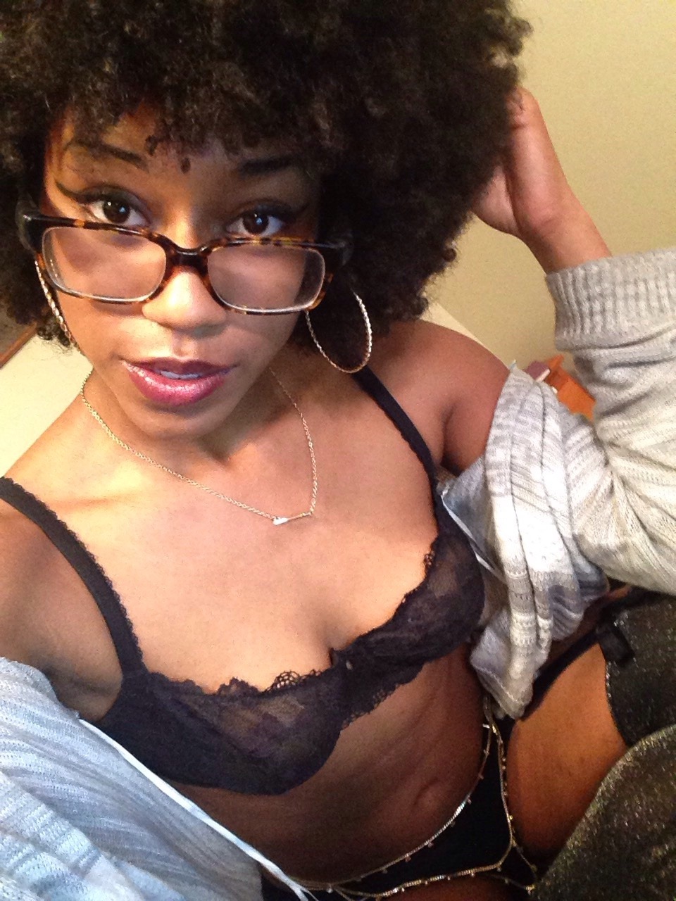 ev0nne:Online now! Check @evonneivory on Twitter for the link ((18+ only))