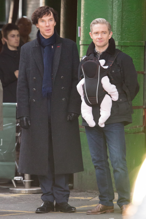 fyantagonist:Benedict Cumberbatch, Martin Freeman and Amanda Abbington filming scenes for ‘Sherlock’